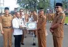 Didampingi Ombusdman, Bupati Sabar AS serahkan penghargaan pelayanan publik terbaik