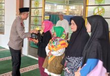 Jumat Berkah, Kapolresta Tanjungpinang Budi Santoso Salurkan Bansos ke Warga dan Lansia