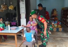 Babinsa Sertu Ganda Fitrianto Sosialisasi Hidup Sehat ke Warga Desa Tarempa Babinsa Sertu Ganda Fitrianto Sosialisasi Hidup Sehat ke Warga Desa Tarempa