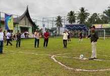 Wabup Risnawanto Lakukan Tendangan Bola Pertama Pada Open Turnamen Futsal Ophir Cup 1 Tahun 2025