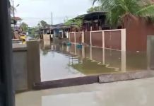 Hujan Deras dan Air Laut Akibatkan Rumah di Gang Waru Digenangi Banjir Hujan Deras dan Air Laut Akibatkan Rumah di Gang Waru Digenangi Banjir