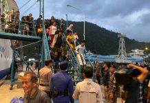 Tim Satpolairud Polres Anambas Imbau Penumpang Turun dari Kapal KM Bukit Raya Berhati-Hati KM Bukit Raya