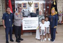 Kapolda Kepri Serahkan Santunan ke Keluarga Alm Bharaka Defri Ardilla, Anggota Brimob Polda Kepri Kapolda Kepri Serahkan Santunan ke Keluarga Alm Bharaka Defri