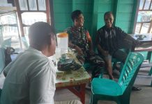Kopda Indra Lesmana Memanfaatkan Warung Kopi di Tarempa Untuk Komsos Kopda Indra Lesmana Memanfaatkan Warung Kopi di Tarempa Untuk Komsos
