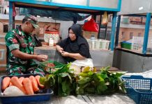 Kopral Pardenande Pantau Harga Sembako di Pasar Inpres Tarempa Kopral Pardenande Pantau Harga Sembako Pasar Inpres Tarempa