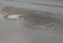 Lubang dan Kerikil Jalan Taman Sari Bintan Utara Bikin Rawan Kecelakaan Lubang dan Kerikil Jalan Taman Sari Bintan Utara Bikin Rawan Kecelakaan