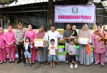 Ny Cathy Heri Ompusunggu Salurkan Bansos ke Korban Kebakaran di Aspol Polresta Barelang Ny Cathy Heri Ompusunggu Salurkan Bansos ke Korban Kebakaran di Aspol Polresta Barelang