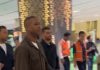 Tiba di Jakarta, Patrick Kluivert Tersenyum dan Lambaikan Tangan Patrick Kluivert Tersenyum dan Lambaikan Tangan