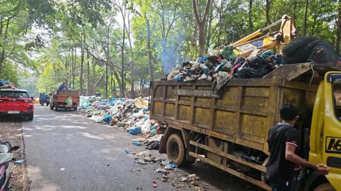 Pemko Batam "Raup" 20 Ton Sampah dari TPS Liar se Batam