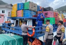 Waspada Cuaca Ekstrem, Satpolairud Polres Anambas Bersama Polsek Siantan Cek Alat Keselamatan dan Dokumen Kapal Satpolairud Polres Anambas