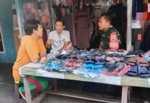 Jaga Kondusifitas Wilayah, Sertu Sholihin Komsos Dengan PK5 di Anambas Sertu Sholihin Komsos Dengan PK5