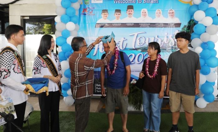 Wisman Pertama 1 Januari 2025 Tiba di Pelabuhan Batam Center WNA asal Myanmar Wisman Pertama 1 Januari 2025 Tiba di Pelabuhan Batam Center WNA asal Myanmar