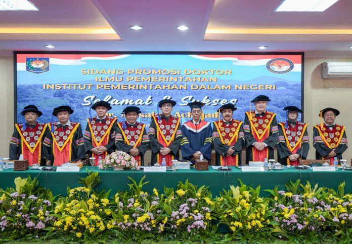 Amsakar Achmad Lulus dan Sah Sandang Gelar Doktor Ilmu Pemerintahan 1