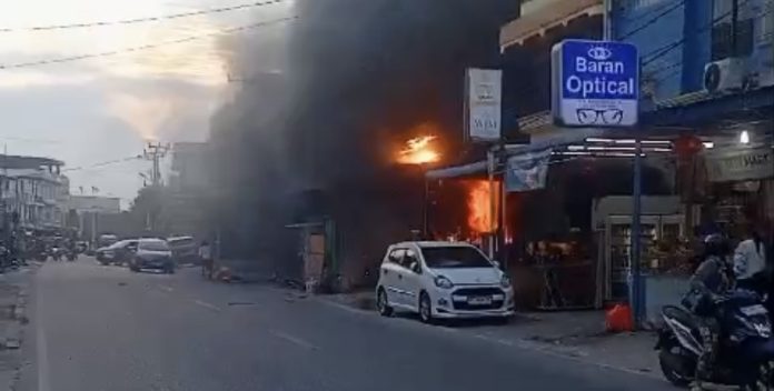 Kebakaran melanda kios penjual Bahan Bakar Minyak