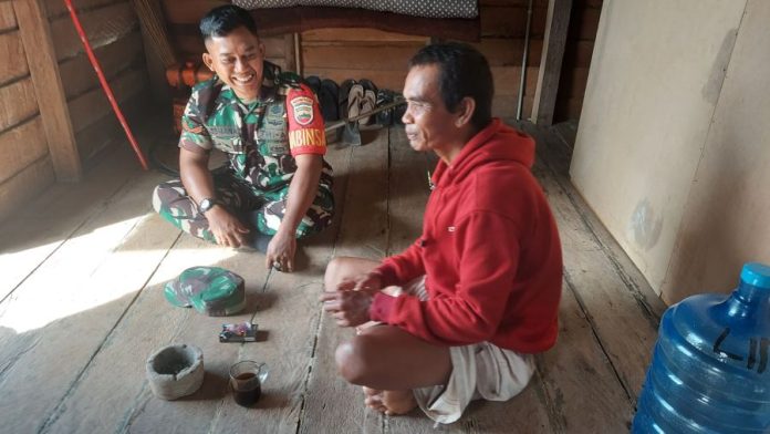 Komsos Babinsa Kopda Indra Lesmana ke Warga Tinggal Jauh Komsos Babinsa Kopda Indra Lesmana ke Warga Tinggal Jauh