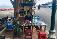Komsos Babinsa Kopda Irmawan dengan Pedagang Kaki Lima di RSUD Tarempa Komsos Babinsa Kopda Irmawan