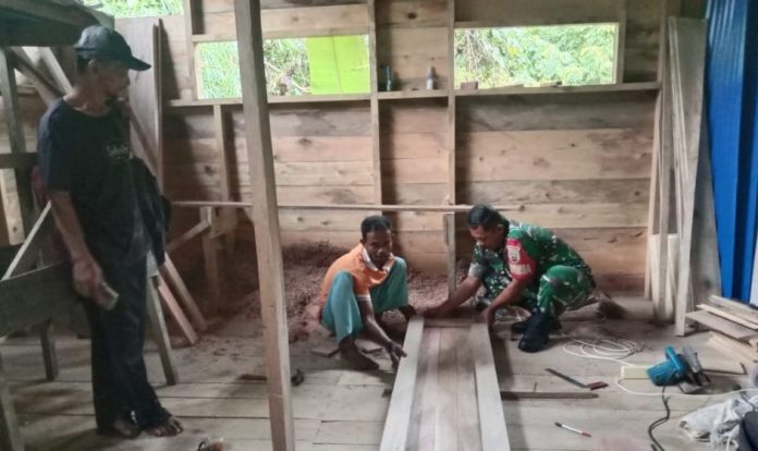 Komsos Babinsa Sertu Sholihin Sijabat Bantu Perbaiki Rumah Warga Desa Siantan