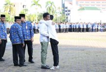 Rudi dan Amsakar Berpelukan Diakhir Apel Gabungan Pegawai Pemko Batam Rudi dan Amsakar Berpelukan Diakhir Apel Gabungan Pegawai Pemko Batam