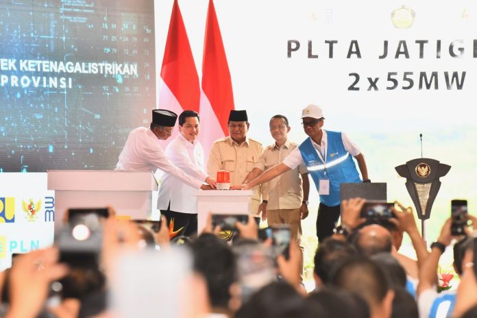Presiden Republik Indonesia Prabowo Subianto didampingi Menteri Energi dan Sumber Daya Mineral (ESDM) Bahlil Lahadalia meresmikan 37 proyek strategis ketenagalistrikan yang dipusatkan di Pembangkit Listrik Tenaga Air (PLTA) Jatigede, Sumedang, Jawa Barat, Senin (20/1/2025).