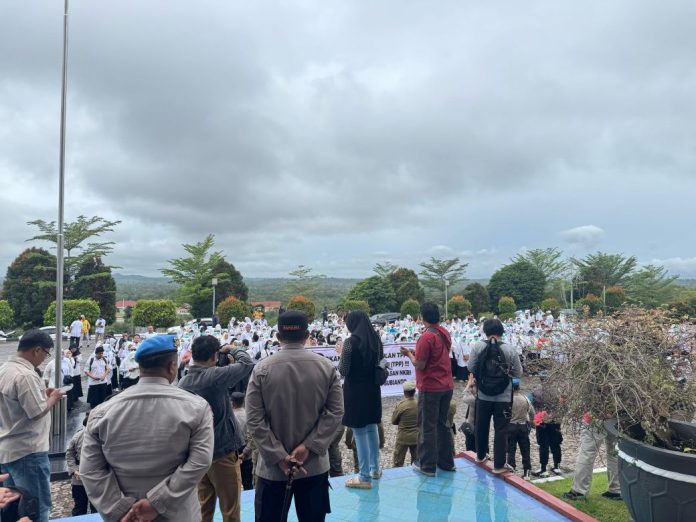 ratusan tenaga kesehatan (nakes) di Kabupaten Natuna, Kepulauan Riau, menggelar aksi damai pada Senin (10/3/2025).