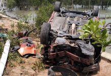 Diduga Lepas Kontrol, Sebuah Minibus di Karimun Remuk Tabrak Tiang Listrik