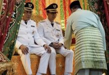 Balik Karimun Usai Retret, IsRock Bidik Program Prioritas, Investor Totalitas Mantan Wakil Bupati Karimun, Anwar Hasyim melakukan adat Melayu tepuk tepung tawar kepada Bupati dan Wakil Bupati Karimun seusai mengikuti retret di Magelang Jawa Tengah