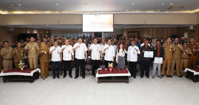 Amsakar-Li Claudia Serahkan Bantuan ke 56 Rumah Korban Bencana Alam 2025 Amsakar-Li Claudia Serahkan Bantuan ke 56 Rumah Korban Bencana Alam 2025