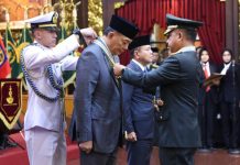 Menteri Pertahanan RI Sjafrie Sjamsoeddin Dianugerahi Tanda Kehormatan Tertinggi TNI Menteri Pertahanan Republik Indonesia (Menhan RI), Sjafrie Sjamsoeddin, menerima empat tanda kehormatan tertinggi dari Tentara Nasional Indonesia (TNI)