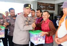 HUT ke-20 Polda Kepri, Irjen Pol Asep Safrudin Bagikan Paket Sembako ke Porter dan Panti Asuhan HUT ke-20 Kapolda Kepri, Irjen Pol Asep Safrudin Bagikan Paket Sembako Ramadhan ke Porter dan Panti Asuhan