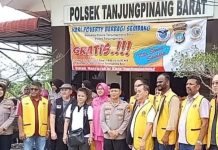 Hary Poverty Bersama Polsek Tanjungpinang Barat Bagikan 400 Paket Sembako Hary Poverty Bersama Polsek Tanjungpinang Barat Bagikan 400 Paket Sembako