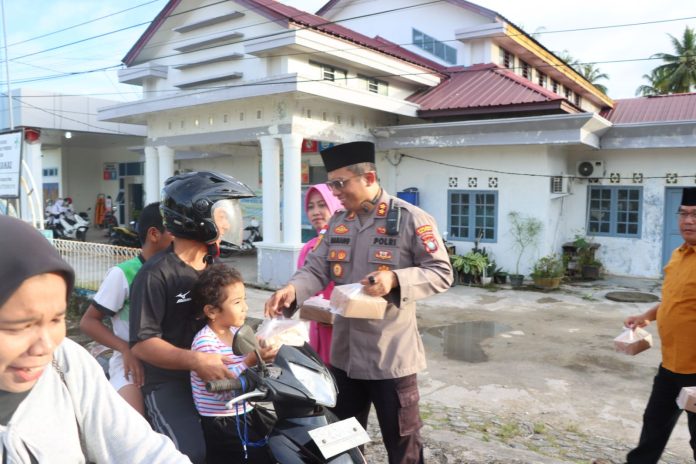 Kapolres Natuna AKBP Nanang Budi Santosa, S.I.K., bersama Ketua Bhayangkari Cabang Natuna Ny. Citra Nanang, menggelar kegiatan berbagi takjil Kapolres Natuna AKBP Nanang Budi Santosa, S.I.K., bersama Ketua Bhayangkari Cabang Natuna Ny. Citra Nanang, menggelar kegiatan berbagi takjil