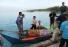 Innalillahi wa inna ilaihi raji’un: Nakhoda Kapal Fandi Meninggal Dunia dalam Musibah Kebakaran Kapal di Perairan Subi, Natuna Petugas evakuasi jenazah korban