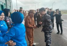 Penyambutan Danlanal Ranai Kolonel Laut (P) Dian Tri Hutanto Kebersamaan dan Silaturahmi di Natuna Wakil Bupati Natuna, Jarmin, turun langsung menyambut kedatangan Danlanal Ranai