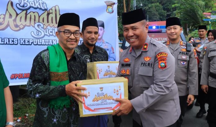 Kapolres Anambas Bersama Organisasi Kemahasiswaan Bagikan Takjil Gratis Untuk Warga