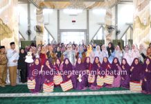 Ketua TP PKK Kota Batam Erlita Amsakar Bagi Sembako ke Warga Griya KPN Ketua TP PKK Kota Batam, Erlita Amsakar