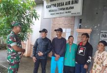Komsos Babinsa Tarempa Kopda Indra Lesmana dengan Warga Desa Air Bini Komsos Babinsa Kopda Indra Lesmana Babinsa dengan Warga Desa Air Bini Anambas