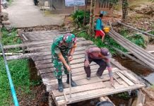 Komsos Babinsa Koptu Pardenande Saputra Bantu Perbaikan Jembatan di Dusun Batu