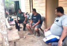 Komsos Sertu Sholihin dengan Warga Dusun Batu Tarempa Komsos Sertu Sholihin dengan Warga Dusun Batu Tarempa