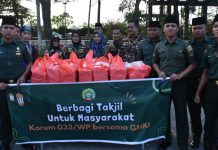 Korem 033 Wira Pratama Berbagi Tajil ke Pengendara di Tanjungpinang Korem 033 Wira Pratama