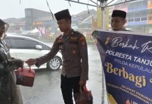 Luar Biasa, Polsek Tanjungpinang Kota Bagikan Takjil dalam kondisi Hujan Deras Luar Biasa, Polsek Tanjungpinang Kota Bagikan Takjil dalam kondisi Hujan Deras