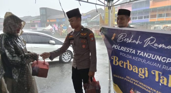 Luar Biasa, Polsek Tanjungpinang Kota Bagikan Takjil dalam kondisi Hujan Deras