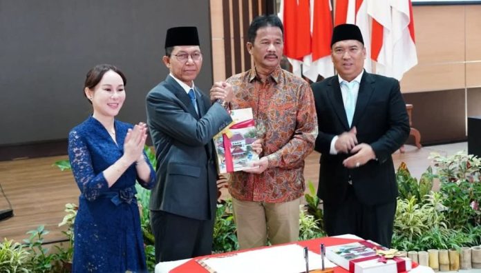 Sertijab Wali Kota Batam Amsakar Achmad dan Wakil Li Claudia Berlangsung Khidmat