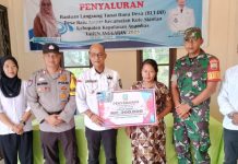 TNI-Polri Bersinergi Mengawal Penyaluran BLT Dana Desa Kecamatan Kute Siantan TNI-Polri Bersinergi Mengawal Penyaluran BLT Dana Desa Kecamatan Kute Siantan
