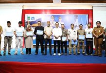 Wali Kota Amsakar Achmad Serahkan Insentif ke RT dan RW Kecamatan Bengkong Wali Kota Amsakar Achmad Serahkan Insentif ke RT dan RW Kecamatan Bengkong