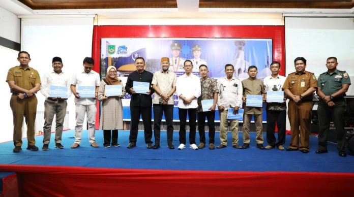 Wali Kota Amsakar Achmad Serahkan Insentif ke RT dan RW Kecamatan Bengkong