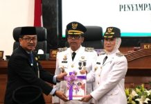 Bupati Natuna Cen Sui Lan: Pemimpin yang Membawa Harapan dan Kebersamaan untuk Masa Depan Natuna Rapat Paripurna Dewan Perwakilan Rakyat Daerah (DPRD) Kabupaten Natuna dipenuhi dengan harapan dan semangat baru. Bupati Natuna, Cen Sui Lan