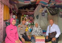 Mempererat Kebersamaan di Bulan Suci Ramadan: Aksi Sosial Kapolsek Pulau Laut dan Bhayangkari Kapolsek Pulau Laut, Ipda Ahmad Syukuri Hadi, S.H., M.H., bersama Ketua Ranting Bhayangkari, Ny. Rihaniyah Syukuri, S.E.,