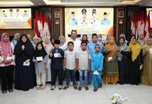 Wako Amsakar Serahkan Santunan ke 191 Yatim Piatu dan Janda Keluarga Pegawai Pemko Wako Amsakar Serahkan Santunan ke 191 Yatim Piatu dan Janda Keluarga Pegawai Pemko