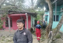 Tim BPBD dan Damkar Karimun Evakuasi Rumah Akibat Terjangan Angin Kencang Tim Badan Penanggulangan Bencana Daerah (BPBD) bersama Damkar Karimun mengevakuasi pohon tumbang yang menimpa sebuah rumah warga di Kelurahan Sungai Raya, Kecamatan Meral