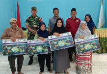 Babinsa Koramil 02 Tarempa Dampingi Staf Desa Salurkan BLT-DD di Desa Tarempa Barat Babinsa Koramil 02 Tarempa Dampingi Staf Desa Salurkan BLT-DD di Desa Tarempa Barat